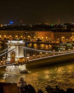 Светлините на Будапеща, със самолет и обслужване на български език - полет от Варна!